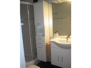 das moderne Bad mit Dusche, Waschtisch und WC