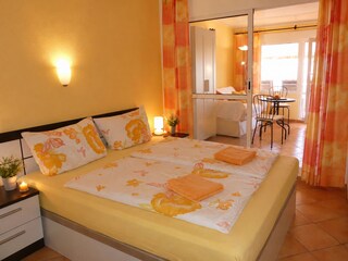 Schlafzimmer 2 mit Doppelbett und Deckenventilator