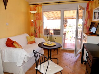 zusätzliche Lounge mit eigenem Zugang zum Balkon