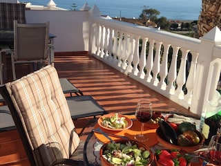 Bei Vino Tinto und  Tapas den Meerblick geniessen
