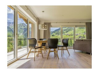 Wohn-Essbereich in der Walser Lodge