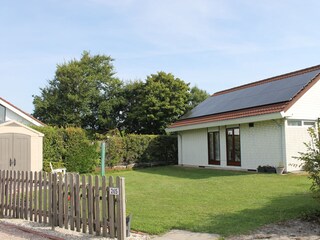 Im Garten befindet sich ein Schuppen