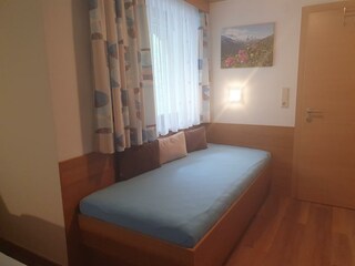 Dreibettzimmer mit Doppelbett und Einzelbett