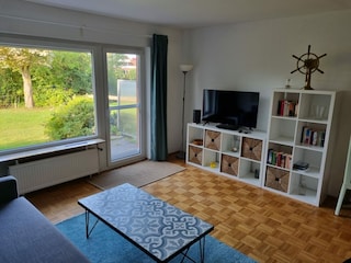 Wohnzimmer mit Blick in den Garten