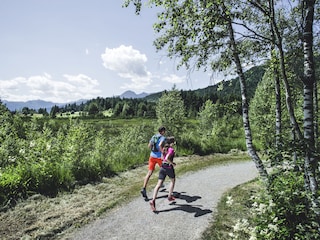 Joggen vor dem Haus Wildsee beim Reither Moor