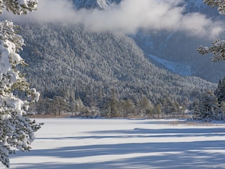 Ausblick über den See im Winter
