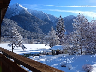 Aussicht im Winter über den See und die Berge