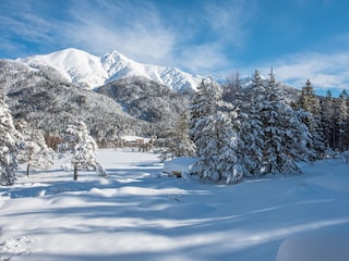 Aussicht im Winter über den See und die Berge