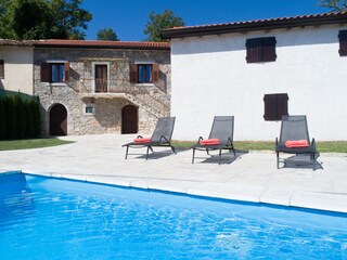 Schwimmbad mit einem Haus im Hintergrund