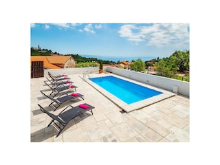 Schwimmbad mit Meerblick