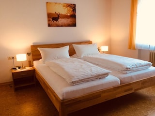 neu möbiliertes  Schlafzimmer