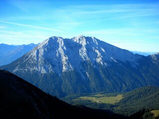 Marchzaun mit Sicht auf Hohe Munde und Hämermoosalm