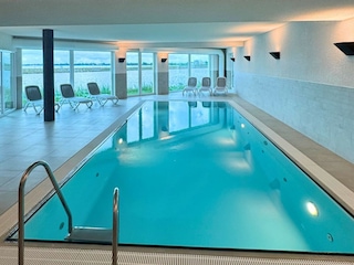 Indoor Pool mit grandiosem Meerblick
