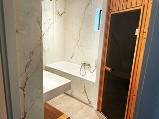 luxe Badezimmer mit Sauna unten
