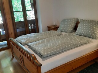 Schlafzimmer 1 mit Zugang zum separaten Balkon