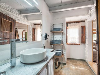 Villa Santa Maria del Camí Caratteristiche 44