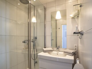 Bad mit Dusche und Waschbecken