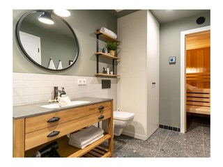 ... im Badezimmer ...