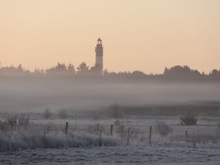 Blick zum Leuchtturm im Winter