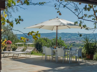 Villa Panorama – Tisch und Stühle am Pool