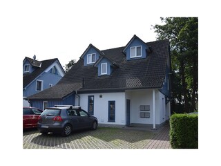 Eingang und Parkplatz