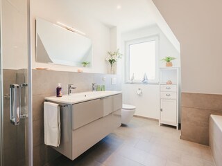 Badezimmer mit Dusche & Badewanne