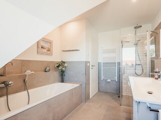 großes Badezimmer