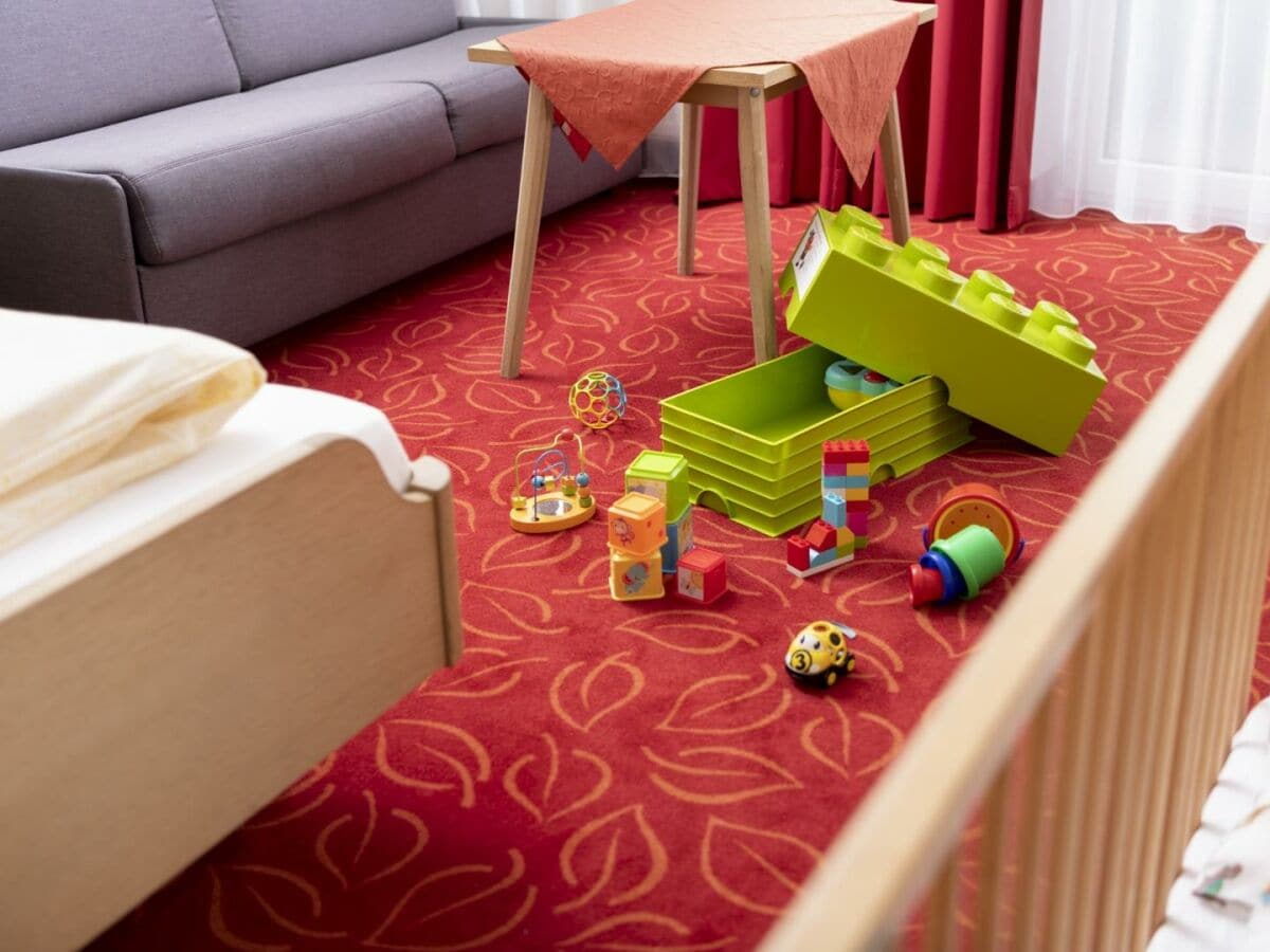 spielekiste-fuer-kinder-im-zimmer (Groß)