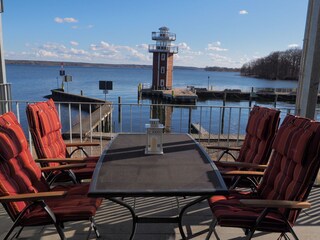 Balkon mit Blick auf den Plauer See und den Leuchtturm