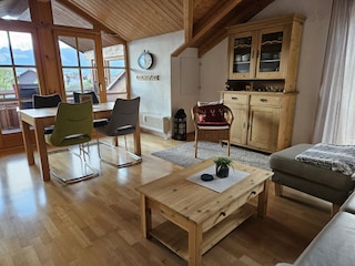 Wohn-und Esszimmer mit Bergblick