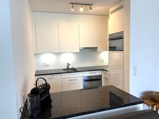 Neuwertige und komplett eingerichtete Küche