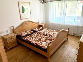 Helles Schlafzimmer mit genügend Stauraum