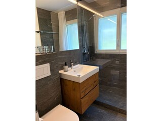 Modernes Badezimmer mit Dusche