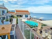 Ferienwohnung mit Pool und Balkon mit Meerblick