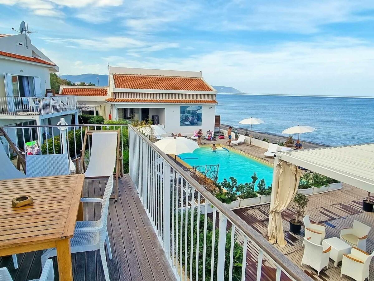 Ferienwohnung mit Pool und Balkon mit Meerblick