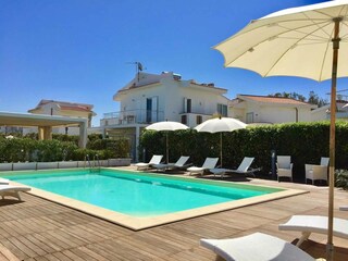 Der Pool mit Blick auf die Ferienwohnung