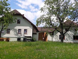 Vorderansicht mit gr. Garten