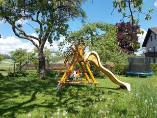 der Spielplatz vor dem Haus