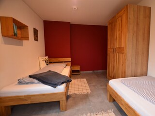 Schlafzimmer mit zwei Einzelbetten