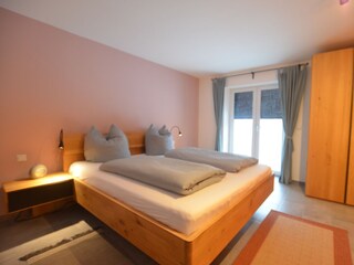 Schlafzimmer mit Doppelbett