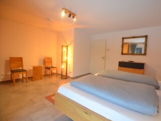 Schlafzimmer mit Doppelbett