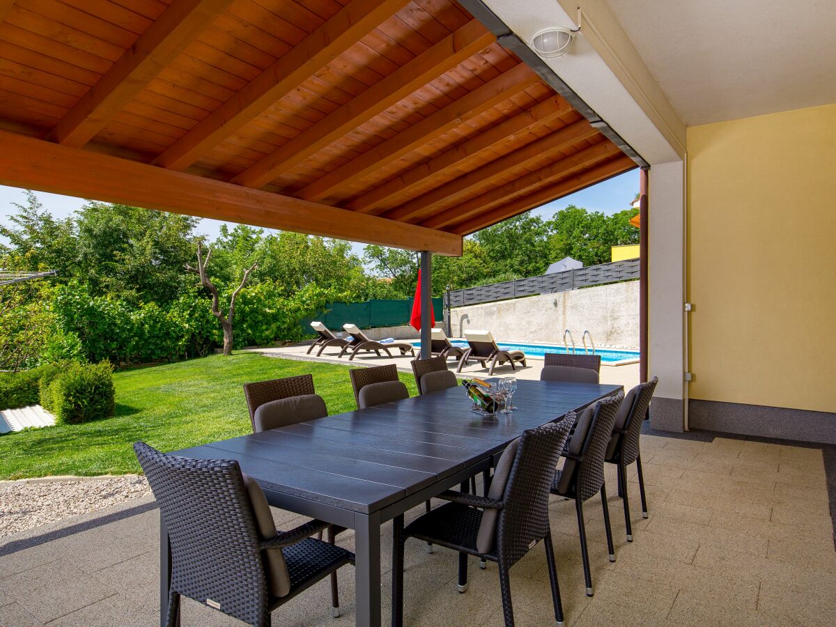 Große überdachte Terrasse am Pool.