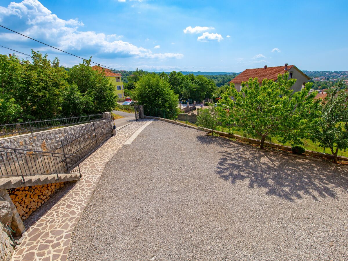 Großer Platz zum Parken im Hof ??des Hauses