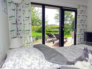 Helles Doppel-Schlafzimmer mit Zugang zur Terrasse