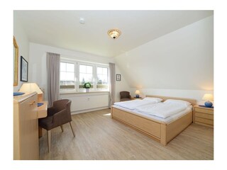 Das geräumige Schlafzimmer