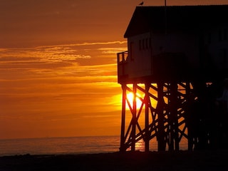 Pfahlbau im Sonnenuntergang