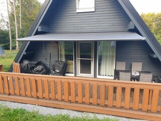 Schöne Sonnenterrasse mit Markise