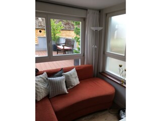 Wohnzimmer_Couch_ mit Blick auf die Terrasse