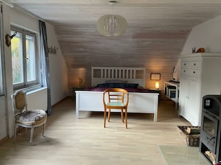 Schlafzimmer mit Kaminofen