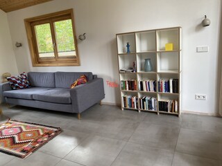 Wohnzimmer mit Bücherregal
